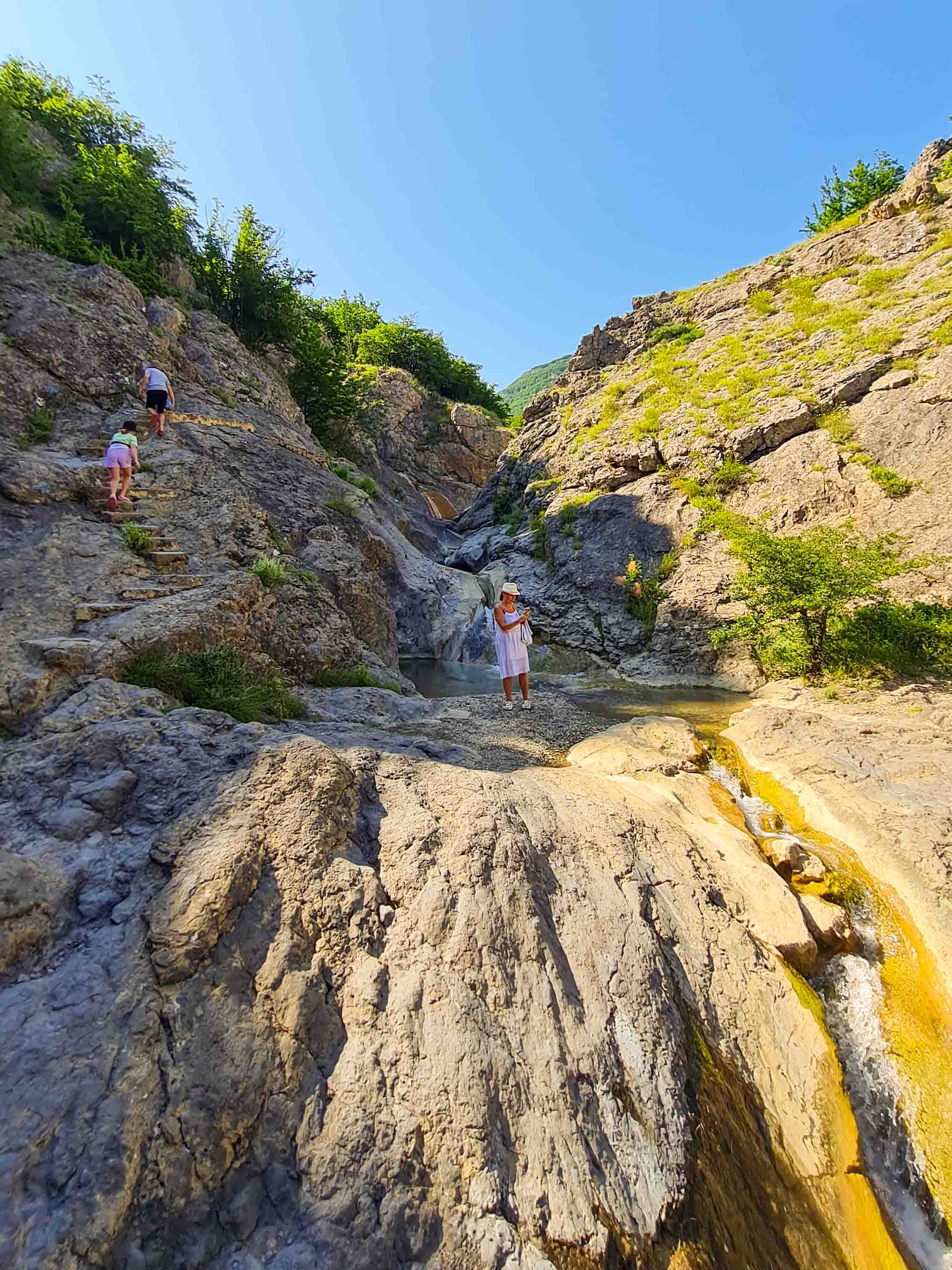Арпатские водопады. Автопешеходная экскурсия на Арпатские водопады и озеро Панагия в Зеленогорье | JeepTrip