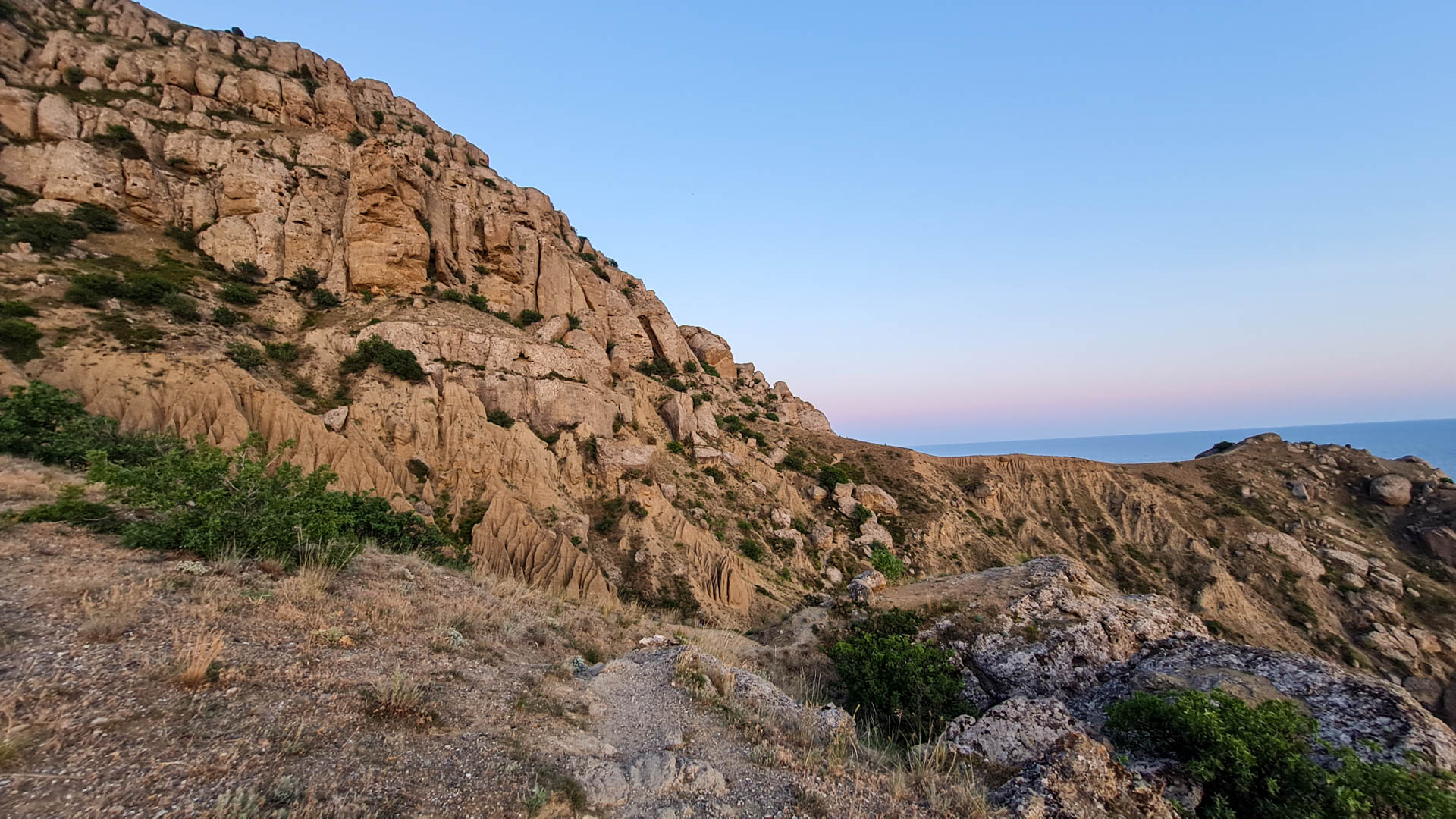 Пешая прогулка на мыс Меганом во время джип-тура по Крыму - JeepTrip