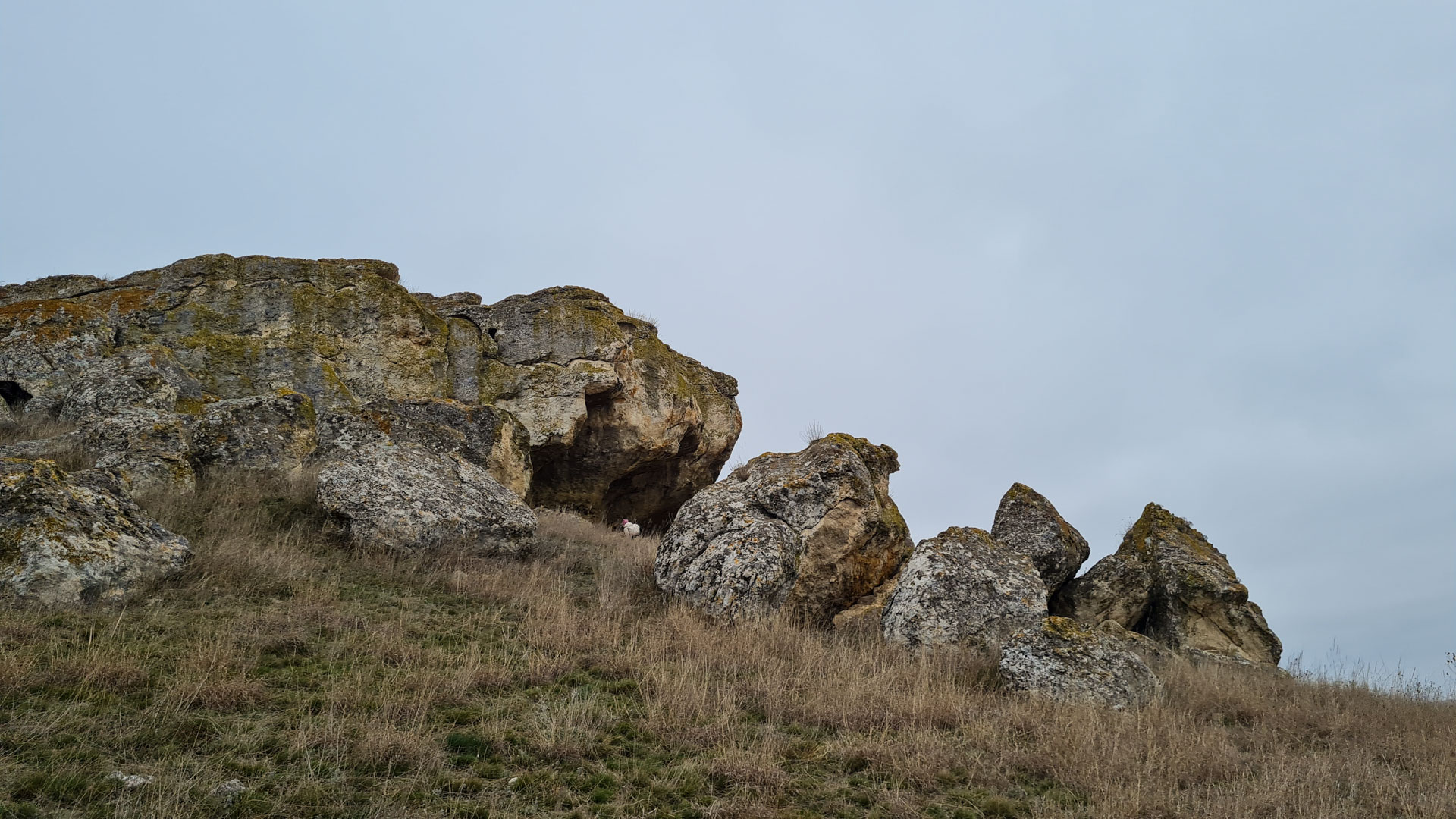 Скалы Сары-Кая во время джип-тура по Крыму - JeepTrip