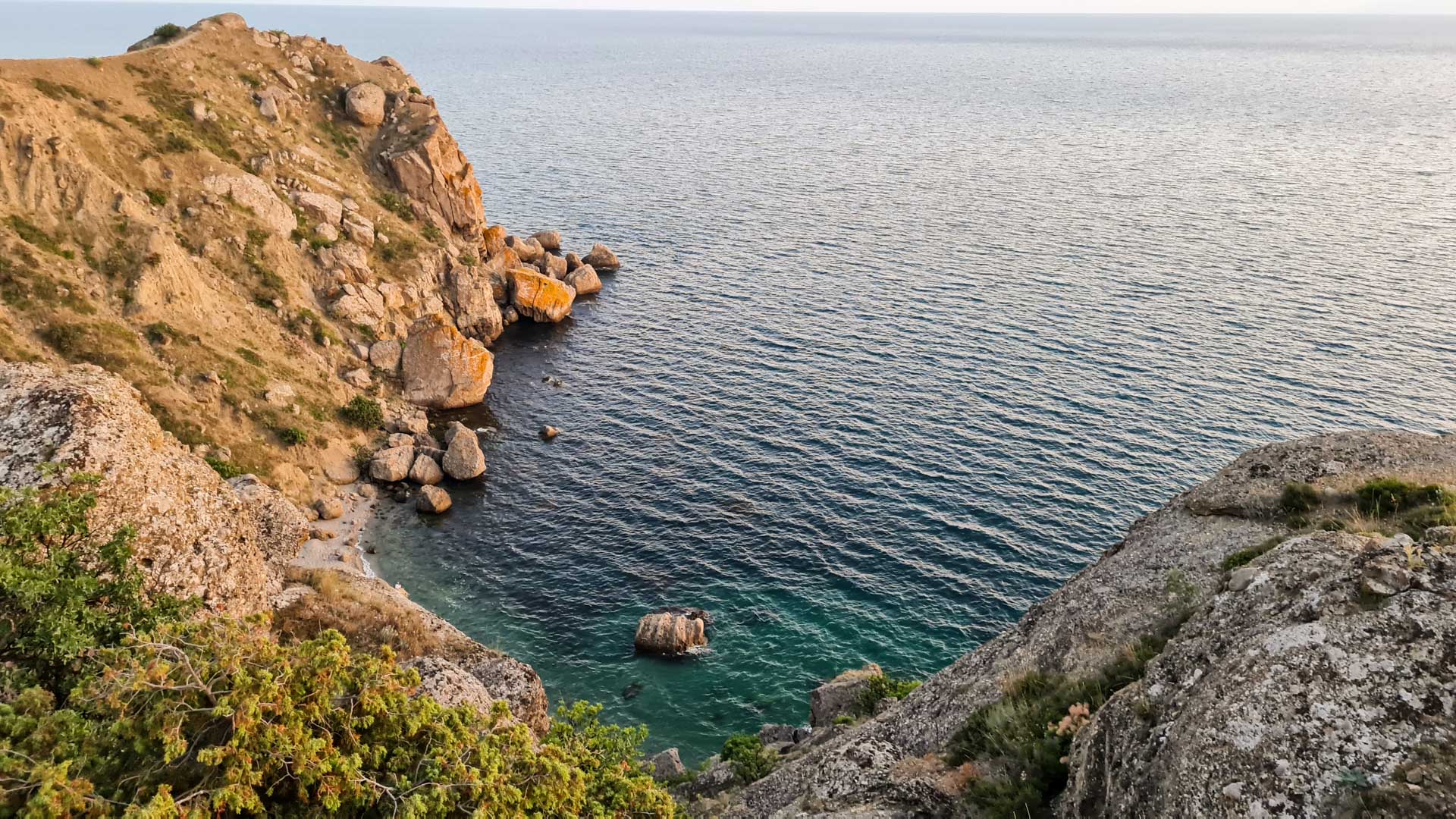 Гравийная бухта Мыс Меганом во время джип-тура по Крыму - JeepTrip
